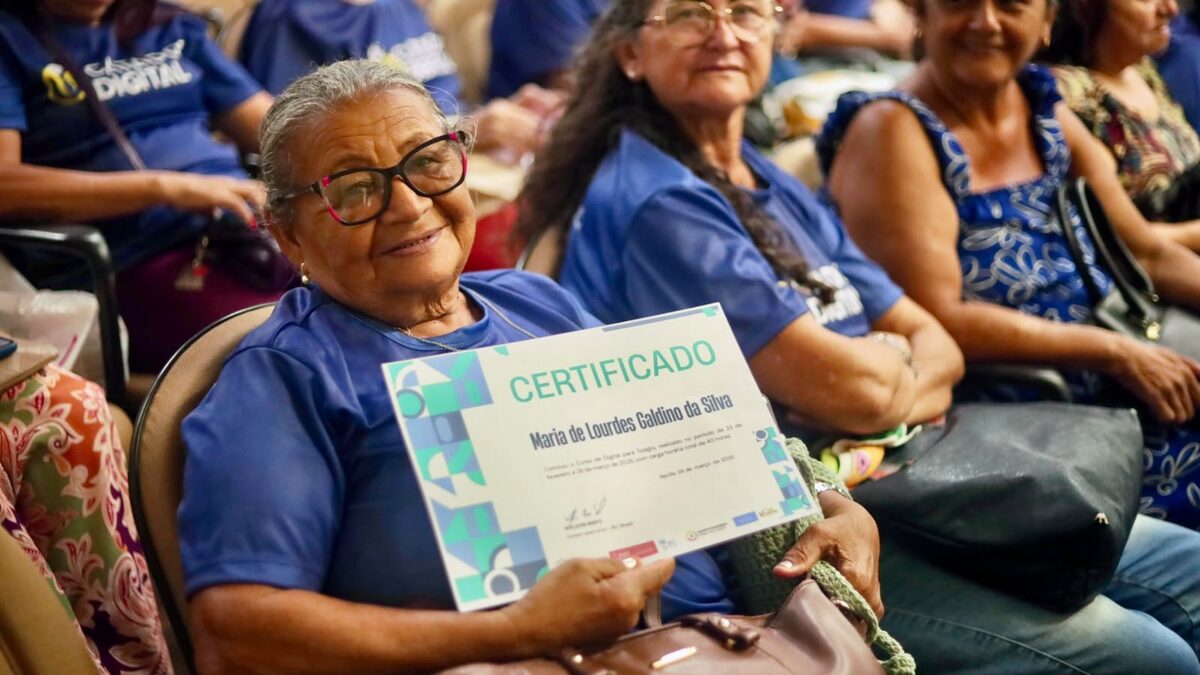 Beneficiária do IEC Brasil exibindo certificado de conclusão de curso
