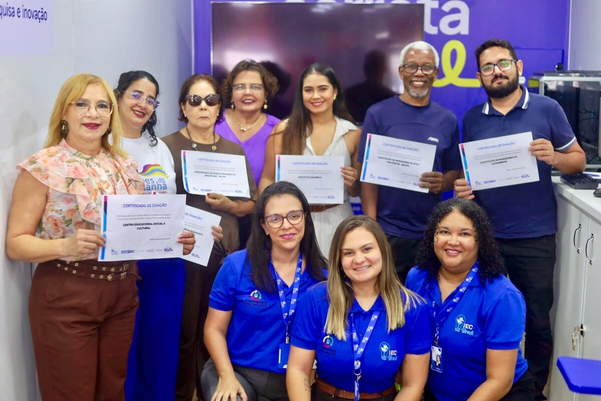 Cerimônia de certificado de doação com parceiros institucionais