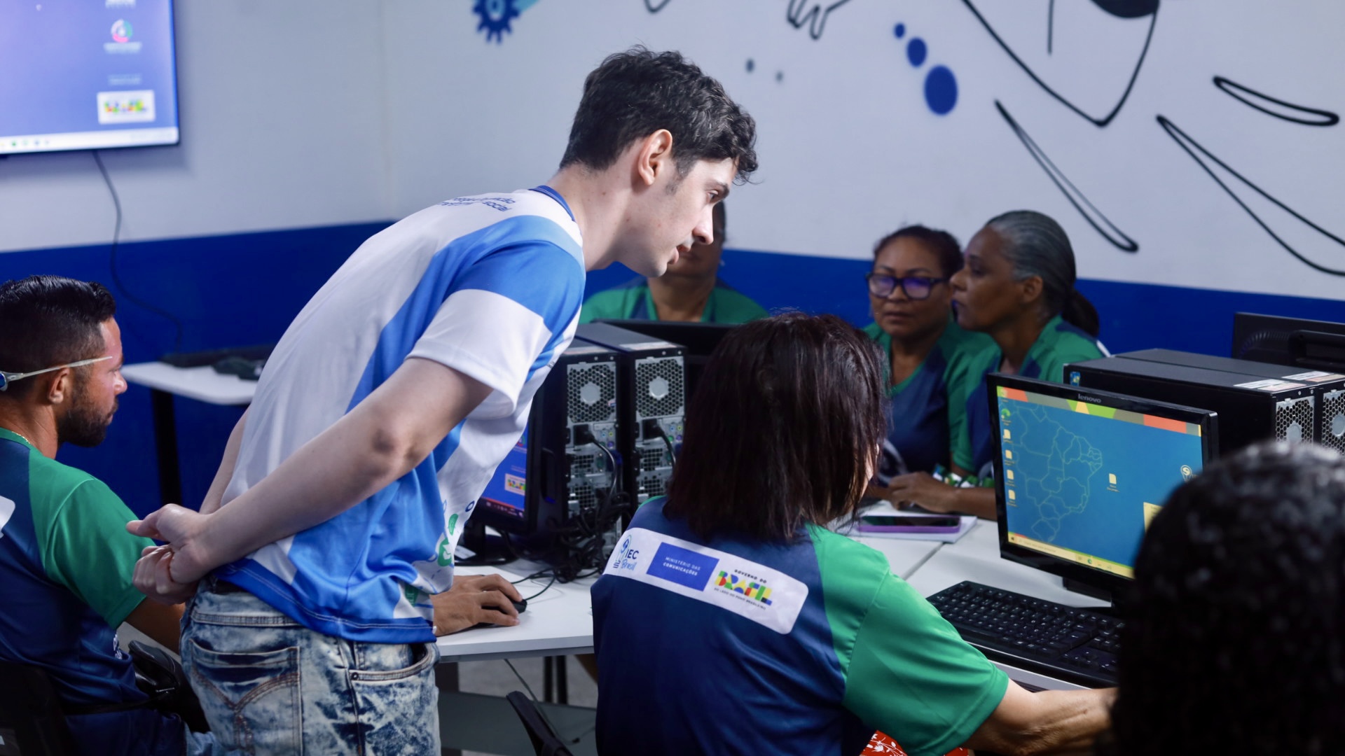 Equipe do IEC Brasil auxiliando participantes em Ponto de Inclusão Digital