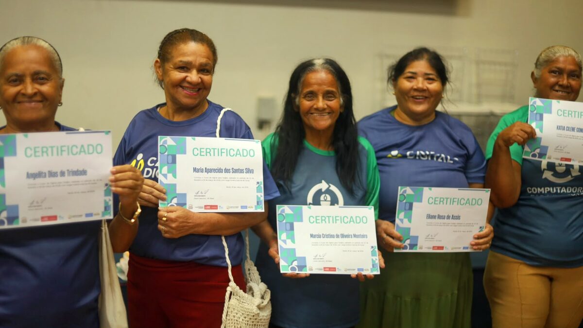 Grupo de participantes do IEC Brasil exibindo certificados de conclusão de curso