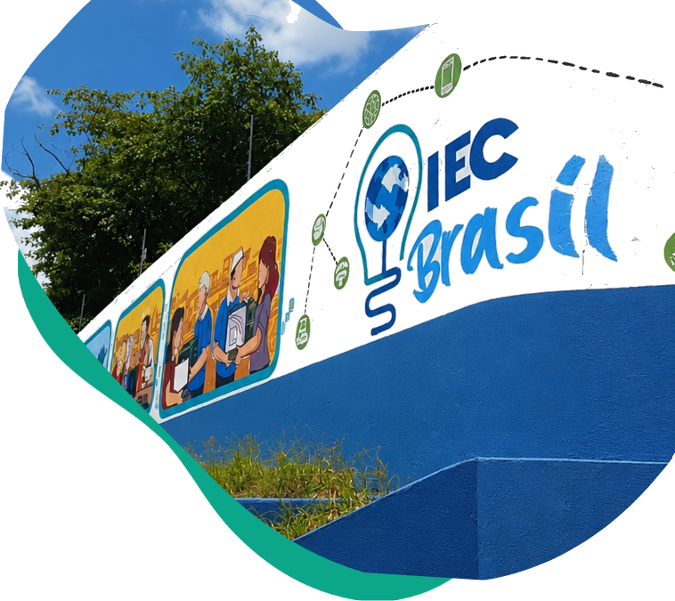 Muro pintado com a marca do IEC Brasil na fachada da sede em Recife