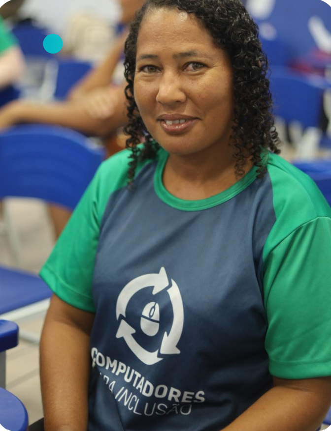 Participante do IEC Brasil vestindo a camisa do Programa Computadores para Inclusão