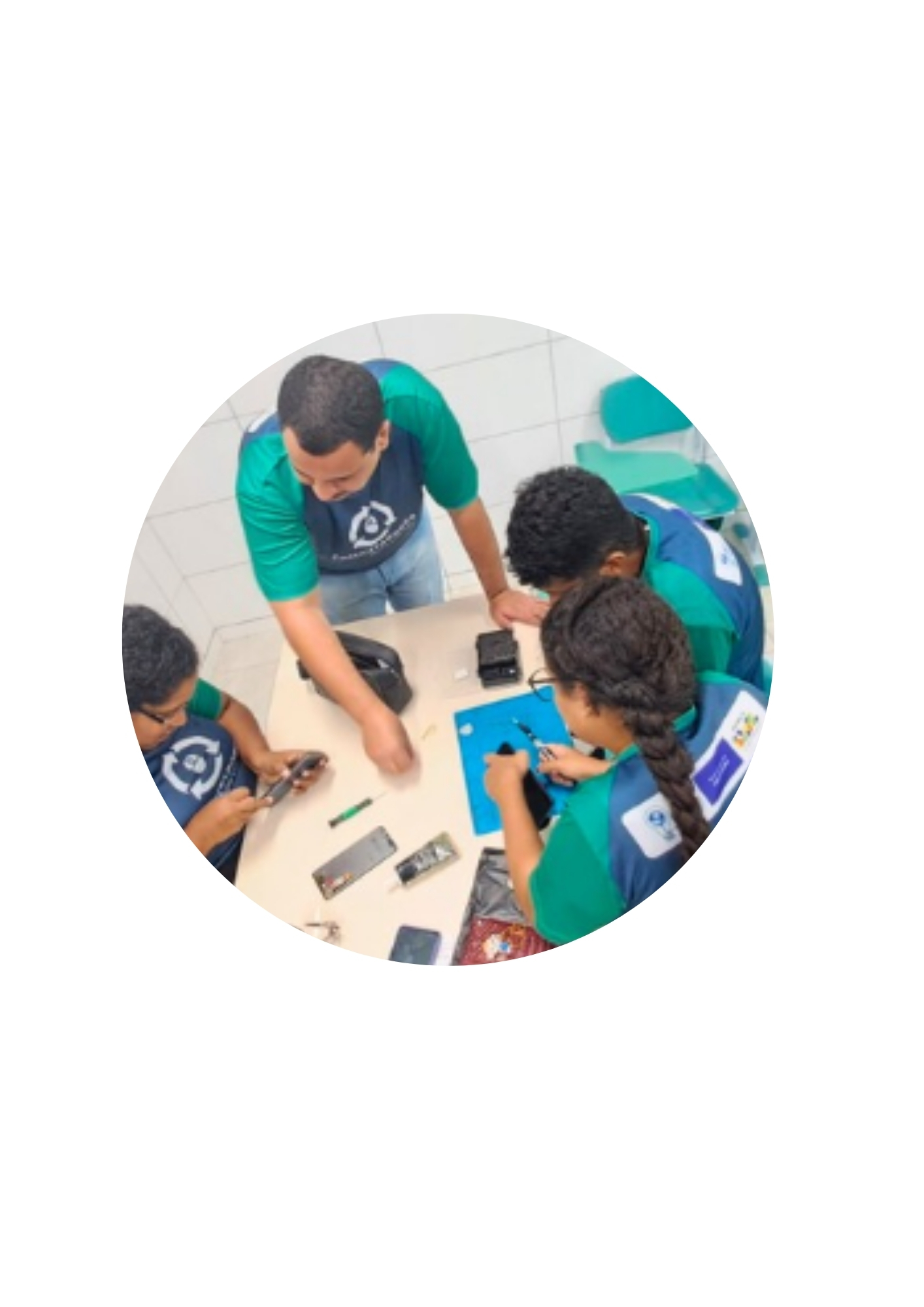 Participantes do curso de Reparo de Smartphones do IEC Brasil em oficina prática