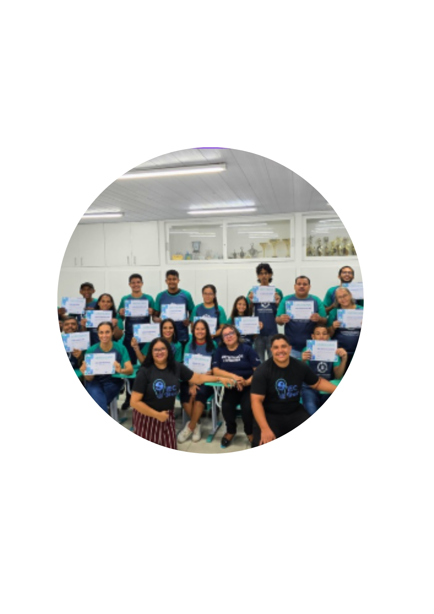 Turma reunida em sala de aula durante ação formativa do IEC Brasil