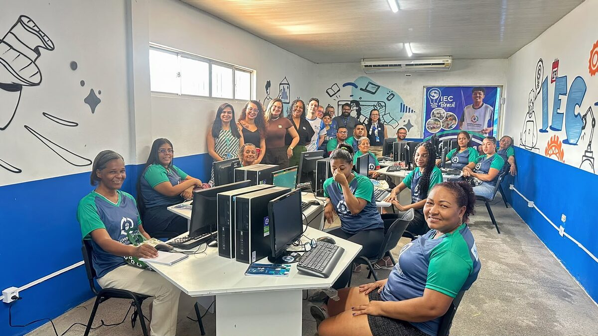 Turma reunida em sala de informática do IEC Brasil
